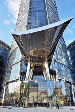 Modern bina. Camdan yapılmış modern ofis binası.