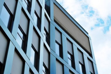 Modern bina. Camdan yapılmış modern ofis binası.