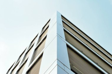 Modern bina. Camdan yapılmış modern ofis binası.