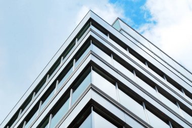 Modern bina. Camdan yapılmış modern ofis binası.