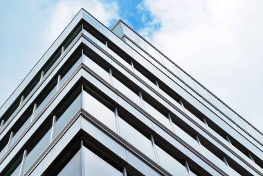 Modern bina. Camdan yapılmış modern ofis binası.