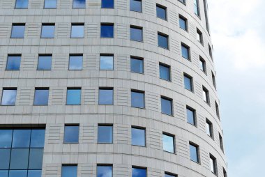 Modern bina. Camdan yapılmış modern ofis binası.