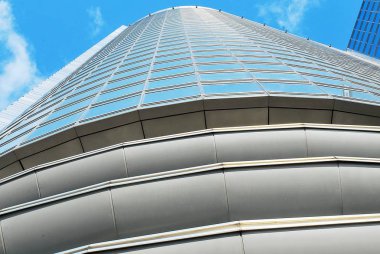 Modern bina. Camdan yapılmış modern ofis binası.