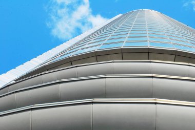 Modern bina. Camdan yapılmış modern ofis binası.