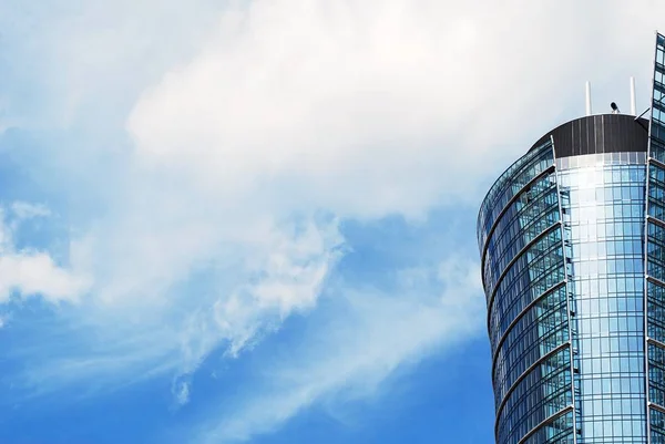 Modern bina. Camdan yapılmış modern ofis binası.