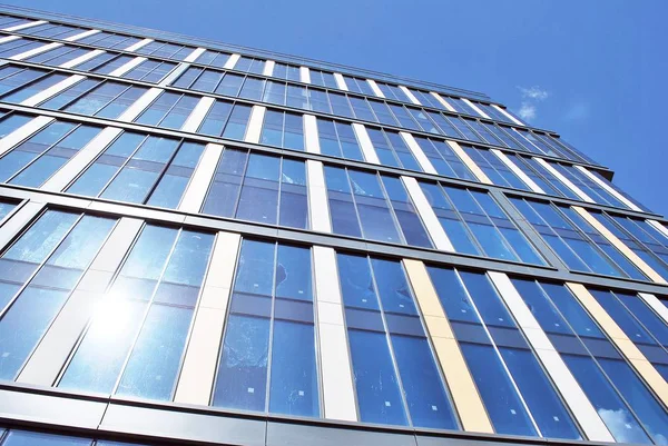Modern bina. Camdan yapılmış modern ofis binası.