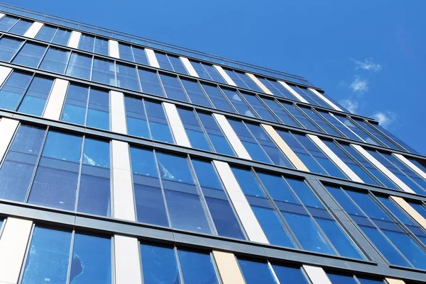 Modern bina. Camdan yapılmış modern ofis binası.