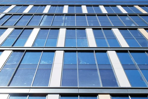 Modern bina. Camdan yapılmış modern ofis binası.