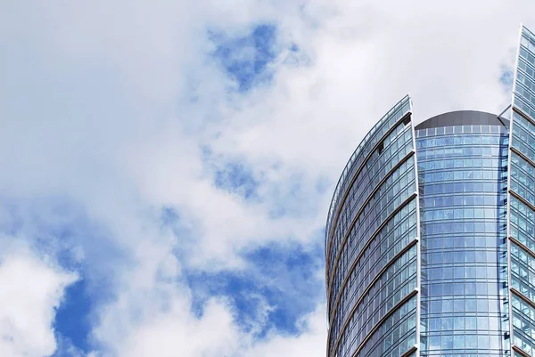 Modern bina. Camdan yapılmış modern ofis binası.