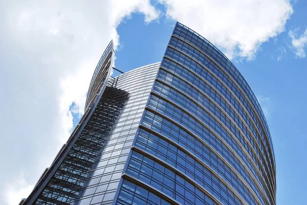 Modern bina. Camdan yapılmış modern ofis binası.