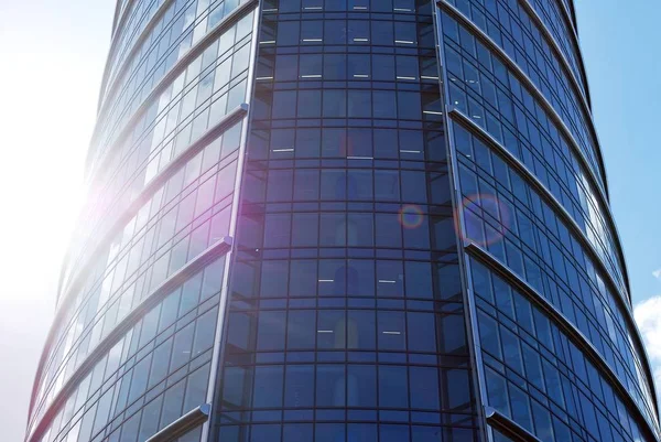 Modern bina. Camdan yapılmış modern ofis binası.