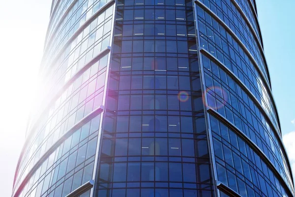 Modern bina. Camdan yapılmış modern ofis binası.