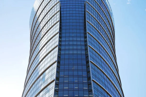 Modern bina. Camdan yapılmış modern ofis binası.