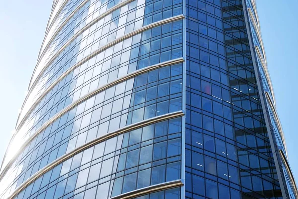 Modern bina. Camdan yapılmış modern ofis binası.