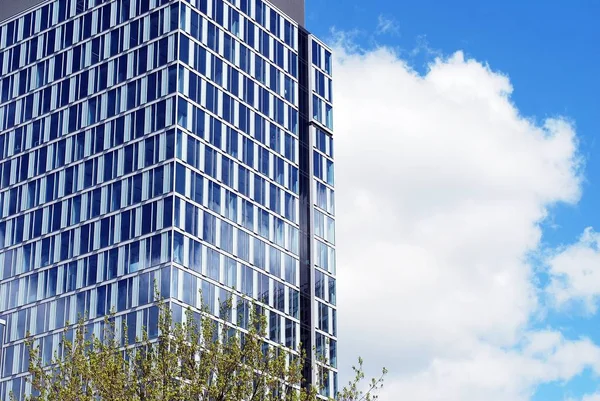 Modern bina. Camdan yapılmış modern ofis binası.