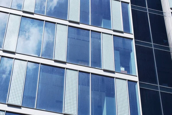 Modern bina. Camdan yapılmış modern ofis binası.