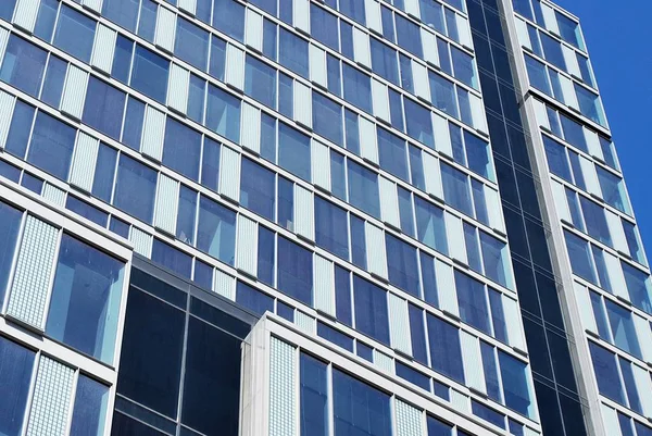 Modern bina. Camdan yapılmış modern ofis binası.