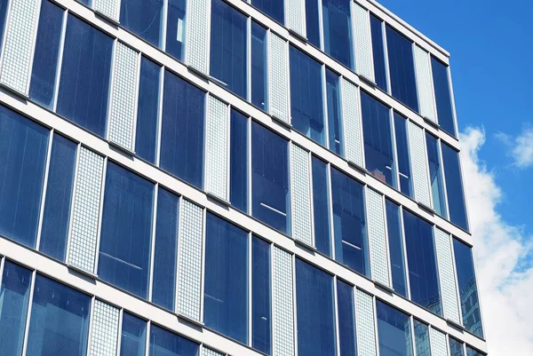 Modern bina. Camdan yapılmış modern ofis binası.