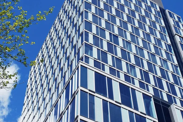 Modern bina. Camdan yapılmış modern ofis binası.