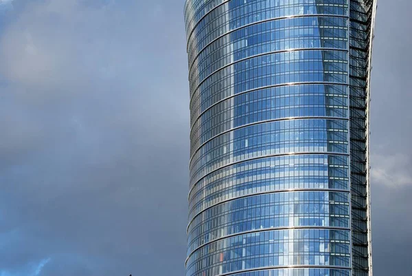 Modern bina. Camdan yapılmış modern ofis binası.