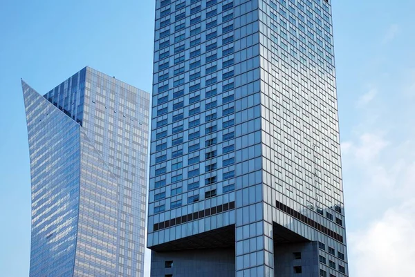 Modern bina. Camdan yapılmış modern ofis binası.