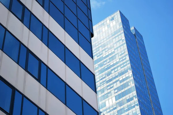 Modern bina. Camdan yapılmış modern ofis binası.