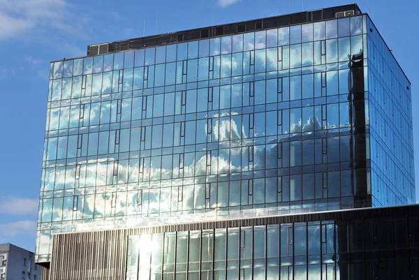 Modernes Gebäude. Modernes Bürogebäude mit Glasfassade — Stockfoto