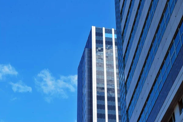 Edifício moderno.Edifício de escritório moderno com fachada de vidro — Fotografia de Stock