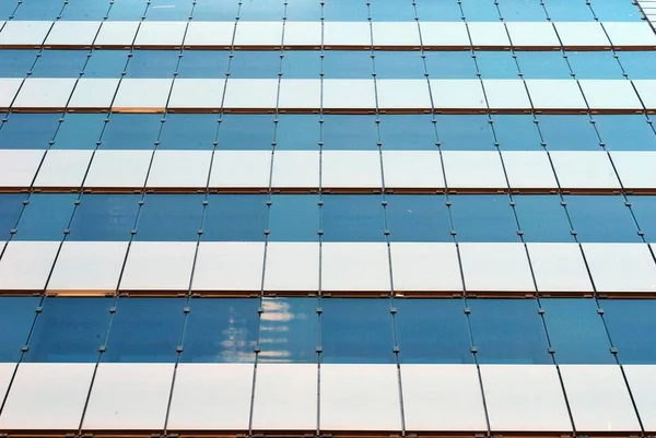 Modern bina. Camdan yapılmış modern ofis binası.