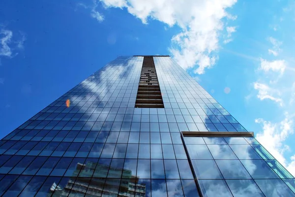 Modern bina. Camdan yapılmış modern ofis binası.