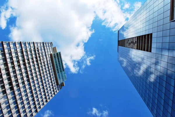 Modern bina. Camdan yapılmış modern ofis binası.