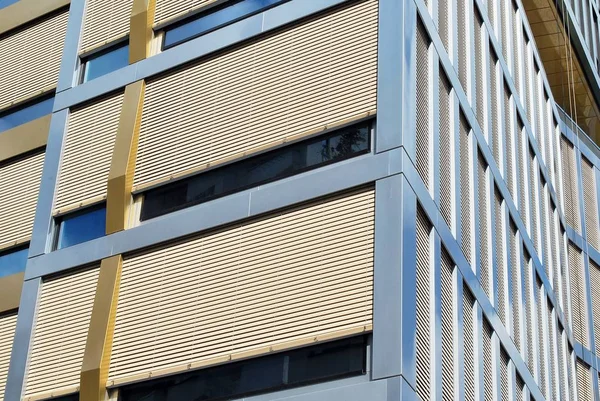 Moderno edificio de oficinas con fachada de vidrio — Foto de Stock