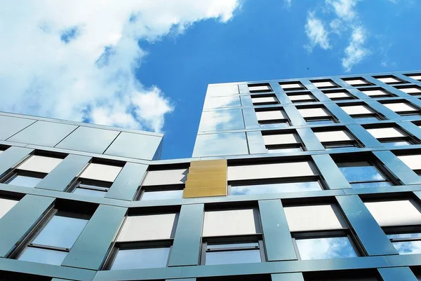 Modern bina. Camdan yapılmış modern ofis binası.