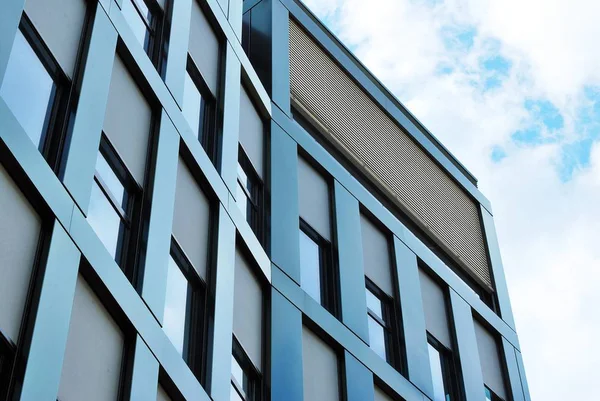 Modern bina. Camdan yapılmış modern ofis binası.