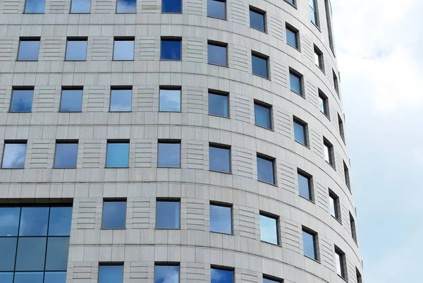 Modern bina. Camdan yapılmış modern ofis binası.