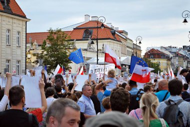 Varşova'daki Cumhurbaşkanlığı Sarayı önünde protestocular ralli. 