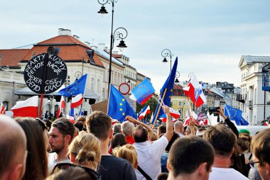 Varşova'daki Cumhurbaşkanlığı Sarayı önünde protestocular ralli. 