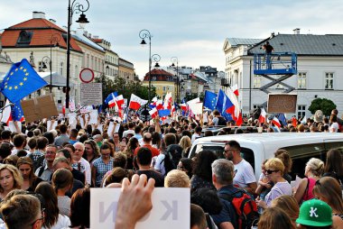 Varşova'daki Cumhurbaşkanlığı Sarayı önünde protestocular ralli. 