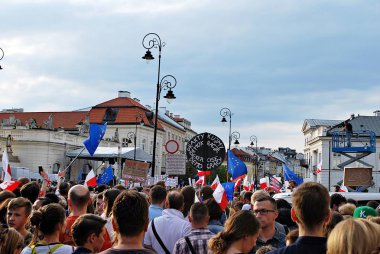 Varşova'daki Cumhurbaşkanlığı Sarayı önünde protestocular ralli. 