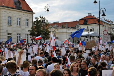 Varşova'daki Cumhurbaşkanlığı Sarayı önünde protestocular ralli. 