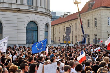 Varşova'daki Cumhurbaşkanlığı Sarayı önünde protestocular ralli. 