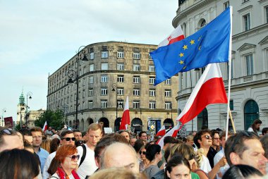 Varşova'daki Cumhurbaşkanlığı Sarayı önünde protestocular ralli. 
