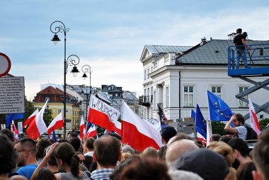 Varşova'daki Cumhurbaşkanlığı Sarayı önünde protestocular ralli. 