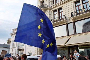 Varşova'daki Cumhurbaşkanlığı Sarayı önünde protestocular ralli. 