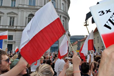 Varşova'daki Cumhurbaşkanlığı Sarayı önünde protestocular ralli. 