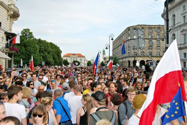 Varşova'daki Cumhurbaşkanlığı Sarayı önünde protestocular ralli. 