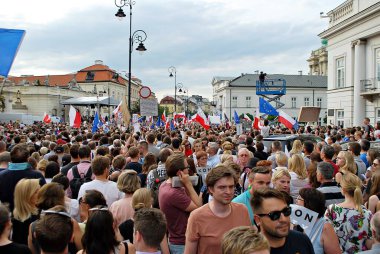 Varşova'daki Cumhurbaşkanlığı Sarayı önünde protestocular ralli. 