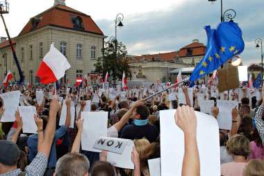 Varşova'daki Cumhurbaşkanlığı Sarayı önünde protestocular ralli. 