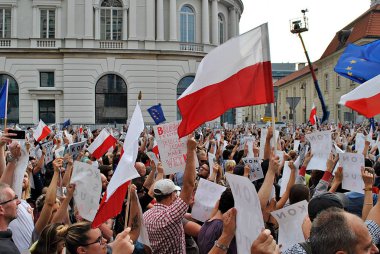 Varşova'daki Cumhurbaşkanlığı Sarayı önünde protestocular ralli. 