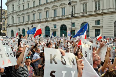 Varşova'daki Cumhurbaşkanlığı Sarayı önünde protestocular ralli. 